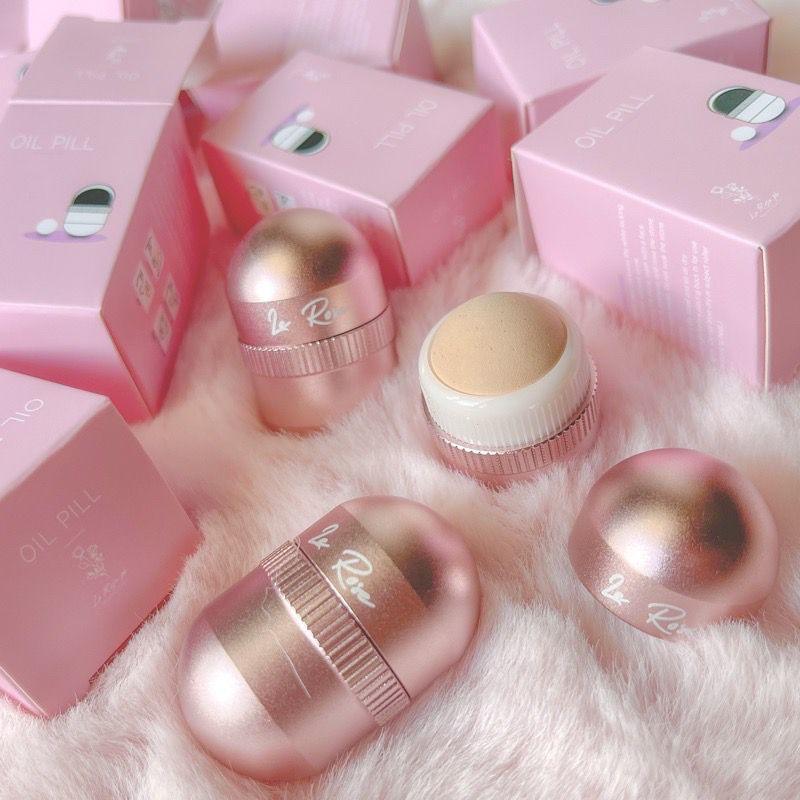 Le Rose PH Oil Pill - oil-absorbing volcanic stone roller - Astrid & Rose